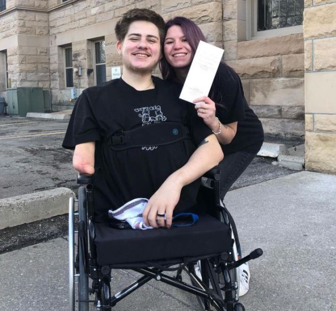 로렌 쇼어스(24)와 아내 사비아 라이히. 사진=인스타그램 Loren Schauers 캡처