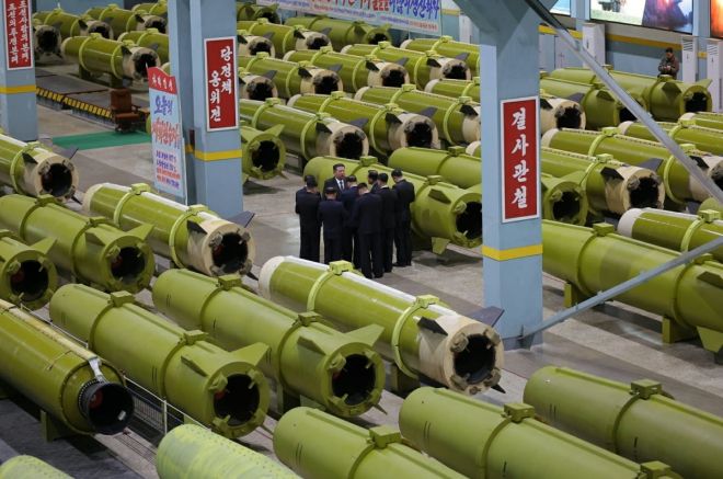 북한 노동신문이 공개한 군수공업기업소 내부 모습. 김정은 북한 국무위원장이 미사일과 포탄 생산 라인을 둘러보며 올해 생산 실적과 4분기 생산 상황을 점검하고 있다. 연합뉴스