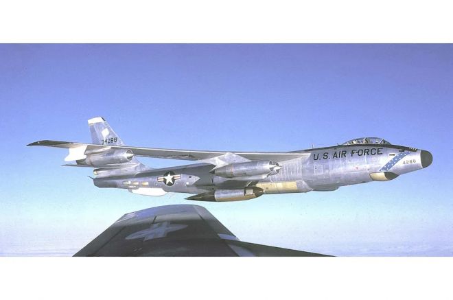 미 공군의 보잉 RB-47 스트라토제트 정찰기가 공중에서 비행하고 있다. 냉전 초기 소련 방공망을 직접 시험하며 상공 침투 정찰을 수행한 기체로, 미 공군 공중 정찰 교리의 출발점으로 평가된다.