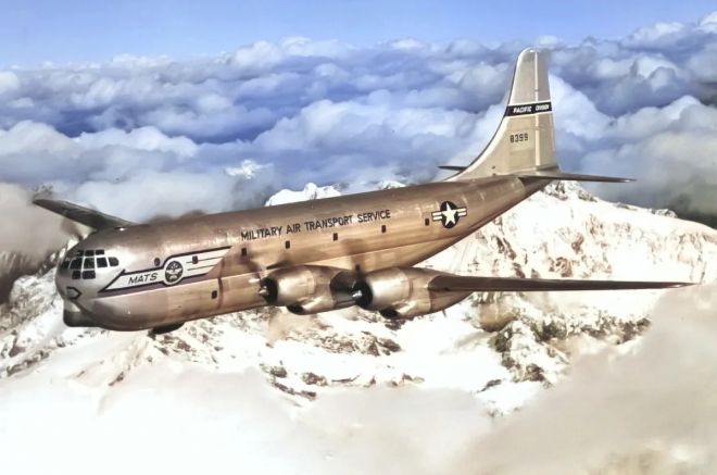 보잉 C-97 스트래토프레이터가 비행하고 있다. 겉보기에는 평범한 군 수송기였지만, 일부 기체는 초장거리 정찰 카메라와 전자정보 장비를 탑재해 소련과 동유럽 전선을 은밀히 촬영한 비밀 정찰기로 운용됐다. ‘눈에 띄지 않는 정찰’ 개념을 구현한 초기 사례로 평가된다. 자료사진