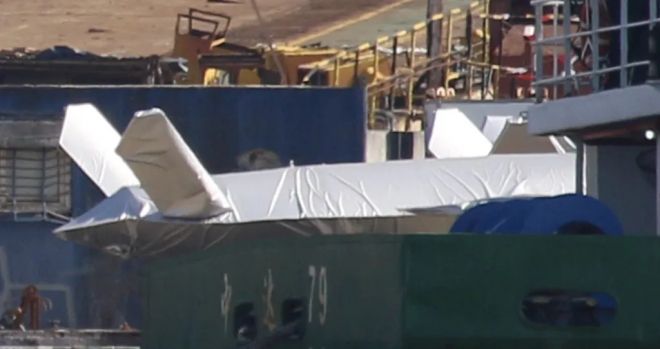 상하이 후둥중화 조선소 부두에 나란히 배치된 중국의 ‘C형’ 로열 윙맨 계열로 추정되는 전투 드론들. 최대 3대가 동시에 포착됐으며 실기체인지 모형인지는 확인되지 않았다. 중국 인터넷 캡처