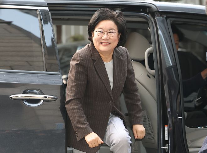 이혜훈 기획예산처 장관 후보자가 29일 서울 중구 예금보험공사에 마련된 인사청문회 준비 사무실로 향하며 미소를 보이고 있다. 2025.12.29 연합뉴스