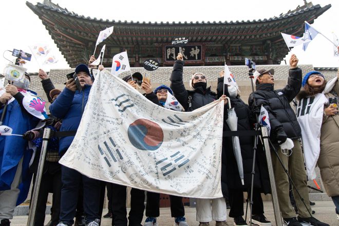 29일 청와대 앞에서 이재명 대통령 지지자들이 이 대통령의 첫 청와대 출근을 응원하고 있다. 2025.12.29 청와대통신사진기자단