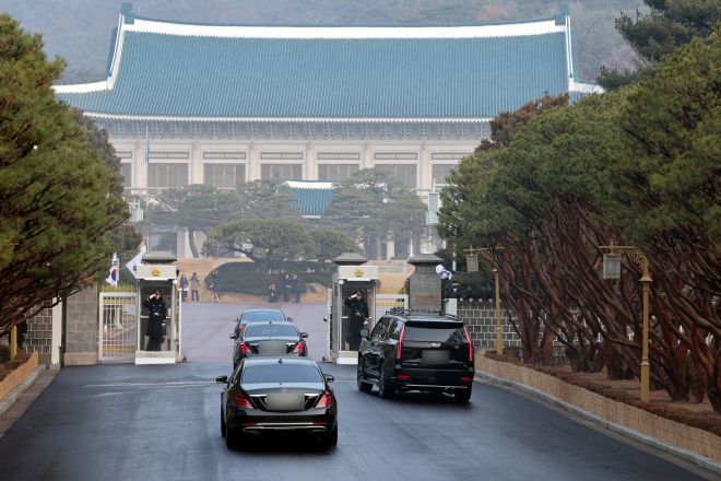 이재명 대통령의 출근 차량 행렬이 29일 청와대 본관으로 들어서고 있다. 대통령의 청와대 복귀는 2022년 5월 이후 3년 7개월 만이다. 2025.12.29 청와대통신사진기자단