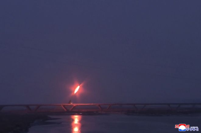 북한이 28일 서해상에서 실시한 장거리 전략순항미사일 발사 훈련 장면이라고 조선중앙통신이 29일 전했다. 사진은 순항미사일이 저고도로 비행하며 화염을 내뿜는 모습. 연합뉴스