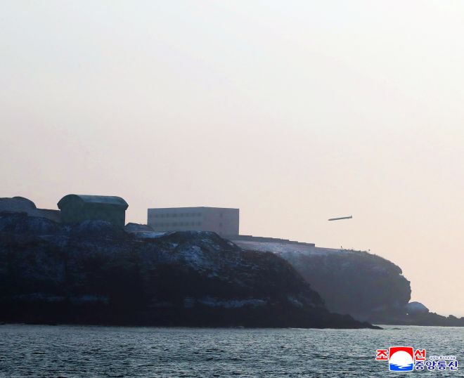 북한이 28일 서해상에서 진행한 장거리 전략순항미사일 발사 훈련 장면이라고 조선중앙통신이 29일 전했다. 사진은 순항미사일이 표적 건물을 향해 저고도로 비행하는 모습. 연합뉴스