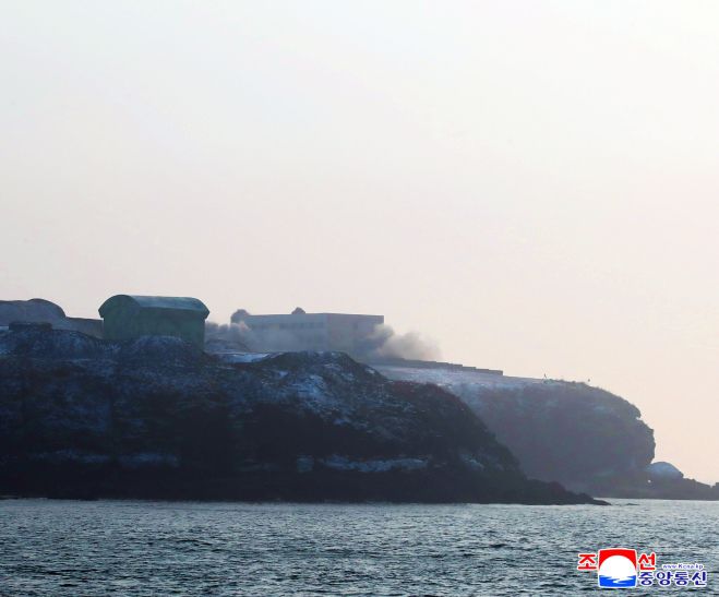 북한이 28일 서해상에서 장거리 전략순항미사일 발사 훈련을 실시했다고 조선중앙통신이 29일 보도했다. 사진은 순항미사일이 표적 건물을 타격한 뒤 연기가 확산되는 모습. 연합뉴스