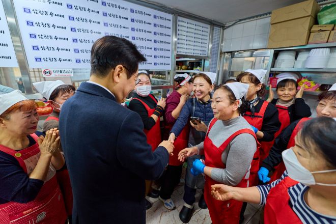 이재명 대통령, 청와대 인근 식당 깜짝 방문 - 이재명 대통령이 30일 국무회의를 마친 뒤 청와대 인근 삼청동의 한 식당을 방문해 직원들과 인사하고 있다. 2025.12.30 청와대 제공