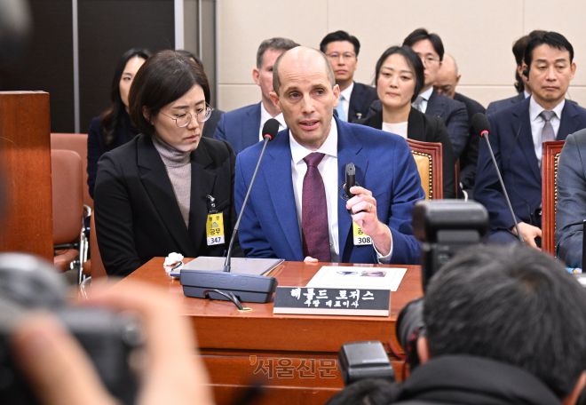 30일 서울 여의도 국회에서 열린 쿠팡 침해사고 및 개인정보 유출, 불공정 거래, 노동환경 실태 파악과 재발 방지 대책 마련을 위한 청문회에서 해롤드 로저스 쿠팡 대표이사가 의원질의에 답변  하고 있다.2025.12.30안주영 전문기자