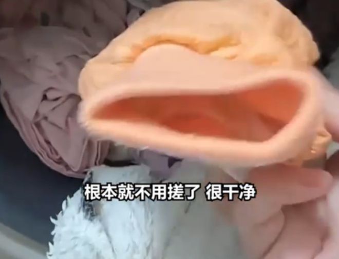 중국에서 한 여성이 투명 비닐봉지를 넣고 세탁을 할 경우 찌든때가 쏙 빠진다며 일명 ‘기적의 세탁법’을 공개해 화제다. 웨이보 영상 캡처