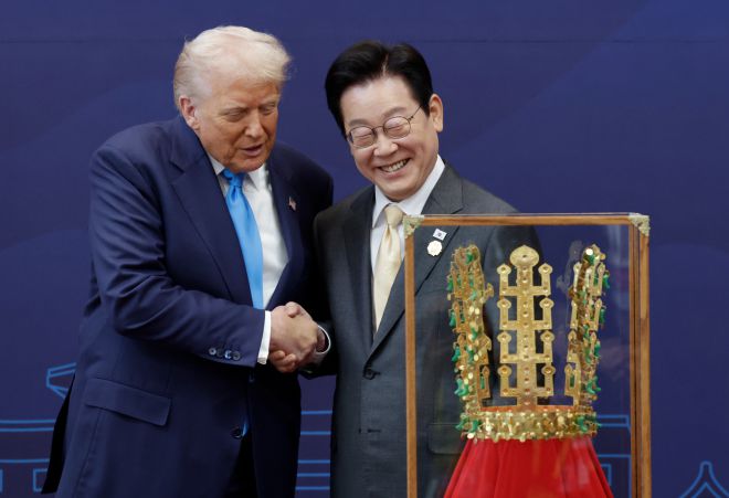 ‘천마총 금관 모형’과 한미 정상 - 이재명 대통령이 29일 경북 경주박물관에서 도널드 트럼프 미국 대통령에게 ‘천마총 금관 모형’을 선물한 뒤 악수하고 있다. 2025.10.29 대통령실통신사진기자단