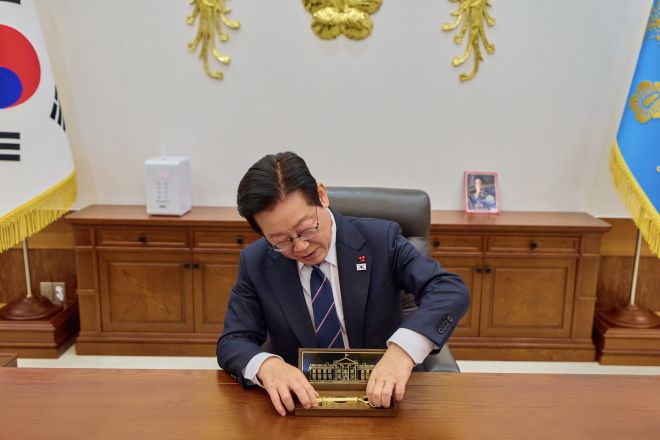 이재명 대통령 ‘백악관 황금열쇠 개봉’ - 청와대는 이재명 대통령이 도널드 트럼프 미국 대통령으로부터 선물 받은 ‘백악관 황금열쇠’를 개봉하는 모습을 30일 SNS를 통해 공개했다. 이 황금열쇠는 트럼프 대통령이 10월 방한 당시 받은 신라금관 모형에 대한 답례로, 16일 강경화 주미대사와의 환담 자리에서 전달한 백악관 제작 5개 중 마지막 열쇠다. 2025.12.30 이재명 대통령 SNS