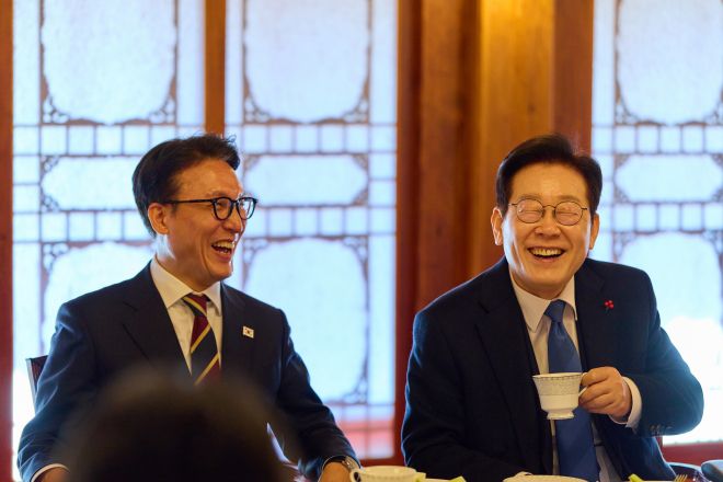 이재명 대통령 차담회 - 이재명 대통령이 30일 서울 삼청동 국무총리 공관에서 김민석 국무총리, 출입 기자들과 차담회를 하고 있다. 2025.12.30 청와대 제공