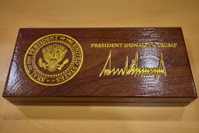 이재명 대통령이 받은 ‘백악관 황금열쇠’ - 청와대가 30일 SNS에 공개한 이재명 대통령이 도널드 트럼프 미국 대통령으로부터 선물 받은 ‘백악관 황금열쇠’ 모습. 이 황금열쇠는 트럼프 대통령이 10월 방한 당시 받은 신라금관 모형에 대한 답례로, 16일 강경화 주미대사와의 환담 자리에서 전달한 백악관 제작 5개 중 마지막 열쇠다. 2025.12.30 이재명 대통령 SNS