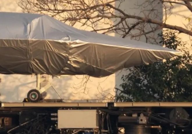 중국 상하이 후둥-중화 조선소에서 트럭에 적재된 드론(또는 모형)의 근접 모습. 전방 착륙장치 결합봉이 사출기 셔틀로 보이는 구조물에 고정된 상태로 관측돼, 지상 이동식 전자기 사출기 운용을 전제로 한 설계 가능성이 제기되고 있다. 중국 인터넷 캡처