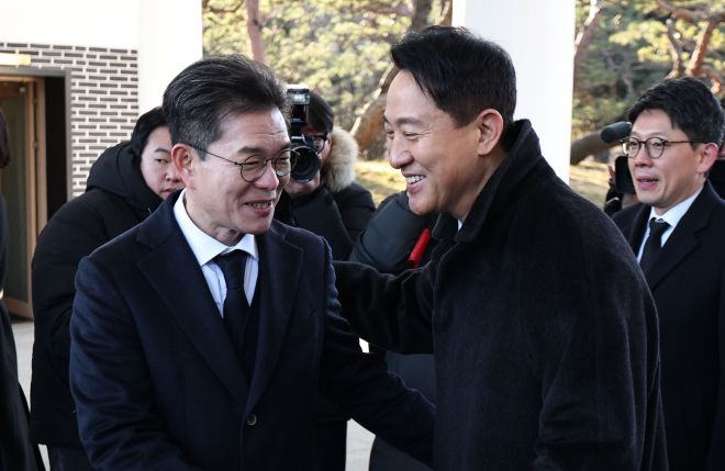 오세훈(오른쪽) 서울시장과 정원오(왼쪽) 성동구청장이 새해 첫날인 1일 동작구 국립서울현충원에서 현충탑에 참배를 마친 뒤 인사하고 있다.  연합뉴스