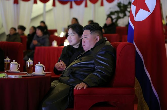 김정은, 딸 주애와 손 잡고 공연 관람 - 북한 노동당 기관지 노동신문은 ‘2026년 신년경축공연’이 평양 5월1일경기장에서 성황리에 진행됐다고 1일 보도했다. 뉴스1