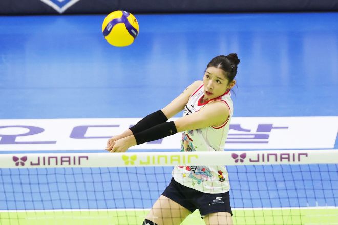 인쿠시가 25일 경기 수원실내체육관에서 열린 프로배구 V리그 여자부 현대건설과 정관장의 경기에서 리시브를 하고 있다. 2025.12.25 연합뉴스