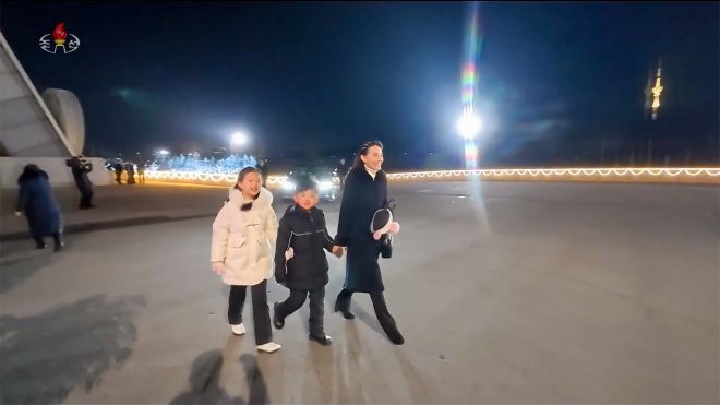 김여정, 남녀 아이와 신년경축공연 참석 - 북한 조선중앙TV가 1일 방영한 신년경축공연 영상에서 김정은 북한 국무위원장의 여동생 김여정 노동당 부부장이 남자아이의 손을 잡고 여자아이와 함께 5월1일경기장 행사장으로 들어가고 있다. 이 아이들은 지난해 신년경축공연에서도 김여정과 함께 모습을 드러낸 바 있다. [조선중앙TV 화면] 2026.1.1 연합뉴스