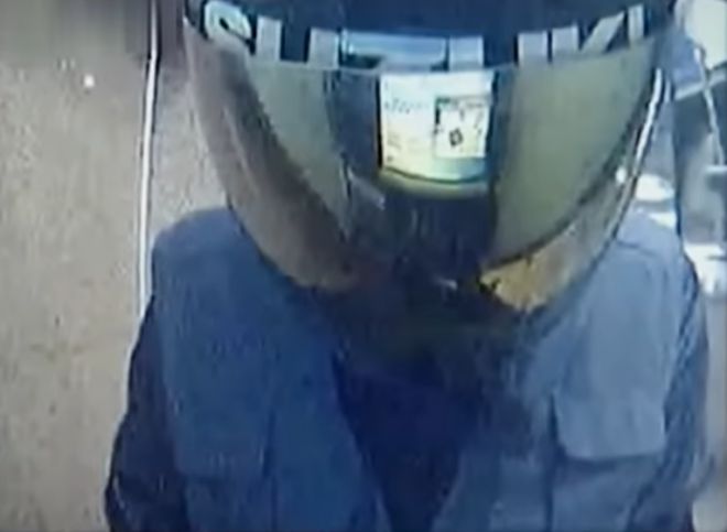 CCTV에 찍힌 현금을 찾는 B씨의 모습