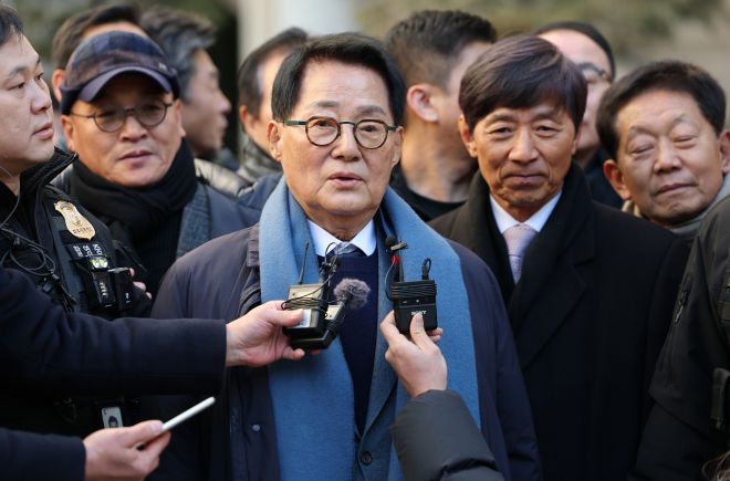 소감 말하는 박지원 전 국정원장 - ‘서해 공무원 피격 사건’ 은폐 시도 및 ‘월북몰이’ 혐의로 재판에 넘겨진 박지원 전 국가정보원장이 지난 26일 서울 서초구 서울중앙지방법원에서 열린 선고공판을 마친 뒤 발언하고 있다.  뉴시스