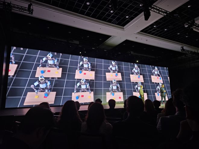 현대차그룹 보스턴다이나믹스가 5일(현지시간) 미국 라스베이거스 CES에서 공개한 ‘아틀라스’ 로봇의 작업 영상. 라스베이거스 하종훈 기자