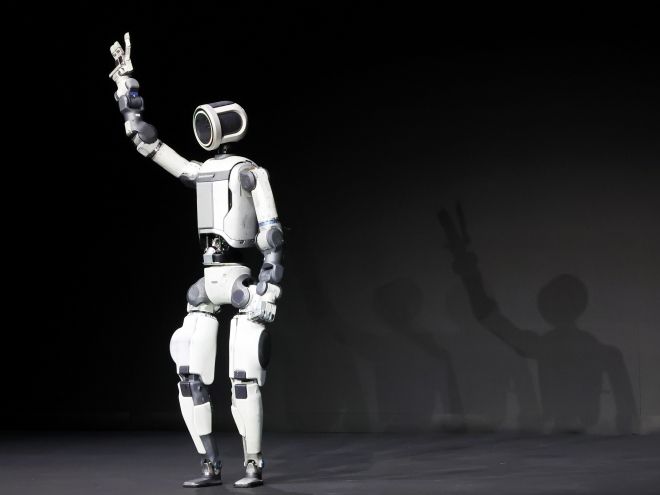 세계 최대 가전·정보기술(IT) 전시회 ‘CES 2026’ 개막을 하루 앞둔 5일(현지시간) 미국 네바다주 라스베이거스 만달레이베이에서 열린 현대차그룹 프레스 컨퍼런스에서 차세대 전동식 아틀라스 시제품이 손인사하고 있다. 2026.1.6 [공동취재]