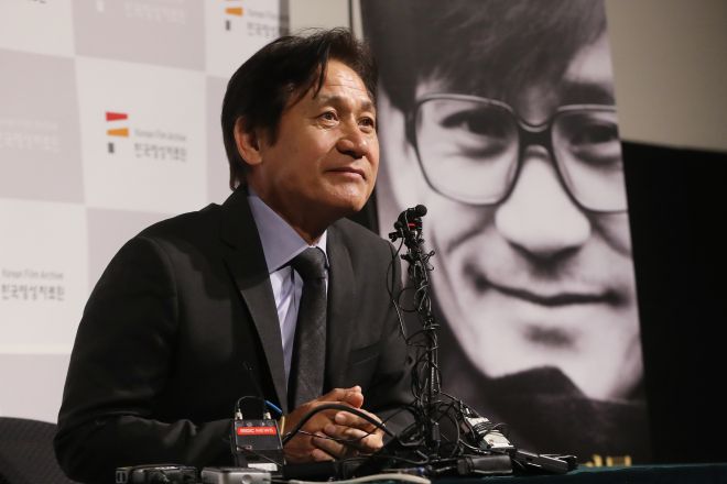 ‘국민배우’ 안성기가  2017년 열린 데뷔 60주년 기념 기자간담회에 참석한 모습.  연합뉴스