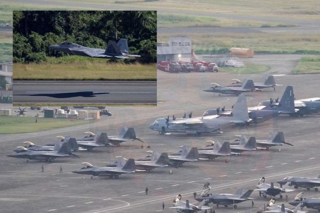 미 공군의 F-22 랩터 전투기들이 기지에 집결해 있다. F-22는 스텔스 성능과 초음속 순항, 센서 융합 능력을 바탕으로 적 방공망을 초기에 무력화하는 제공권 장악 임무의 핵심 전력으로 평가된다. 미군은 이번 작전에서도 대규모 항공 전력을 동원해 베네수엘라 방공 체계를 우선 제압한 것으로 전해졌다. 사진=리카르도 아르두엥고