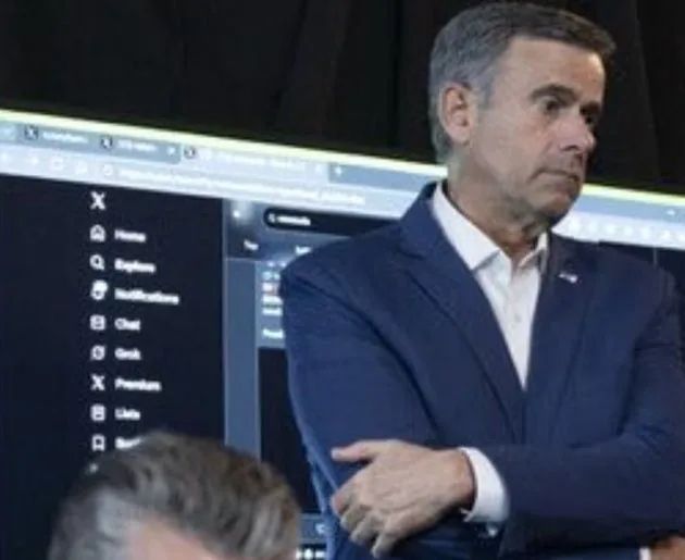 트럼프 대통령이 공개한 사진 속 대형 모니터 화면 일부. SNS(X·옛 트위터) 화면으로 보이는 장면이 포착되면서 작전 감시 방식과 보안 인식을 둘러싼 논쟁이 이어지고 있다. 트루스소셜