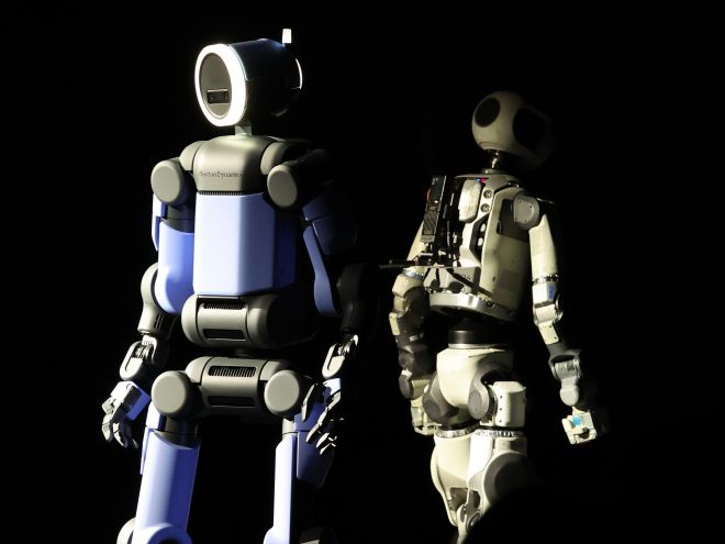 세계 최대 가전·정보기술(IT) 전시회 ‘CES 2026’ 개막을 하루 앞둔 5일(현지시간) 미국 네바다주 라스베이거스 만달레이베이에서 열린 현대차그룹 프레스 컨퍼런스에서 차세대 전동식 아틀라스 시제품(왼쪽)과 아틀라스 개발형 모델이 무대에 공개돼 있다. 2026.1.6 [공동취재]     ksm7976@yna.co.k