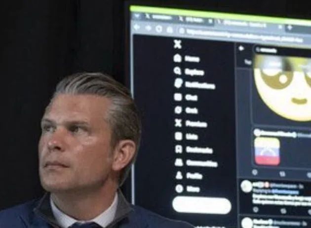 피트 헤그세스 미국 국방장관이 플로리다 마러라고 리조트에서 열린 임시 상황실에서 모니터를 바라보고 있다. 해당 사진에서는 대형 화면에 SNS 인터페이스로 보이는 화면이 포착돼 논란이 됐다. 트루스소셜