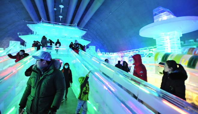 강원 화천 산천어축제가 오는 10일부터 다음 달 1일까지 화천천 일대에서 열린다. 사진은 실내얼음조각광장. 화천군 제공