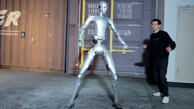 중국 로봇 기업 유니트리의 휴머노이드 로봇 ‘H2’가 훈련 영상에서 기본 자세와 움직임을 시연하는 모습. 31개 관절 구조를 바탕으로 균형 제어와 동작 정밀도를 점검하는 장면이다. 사진=유니트리 유튜브