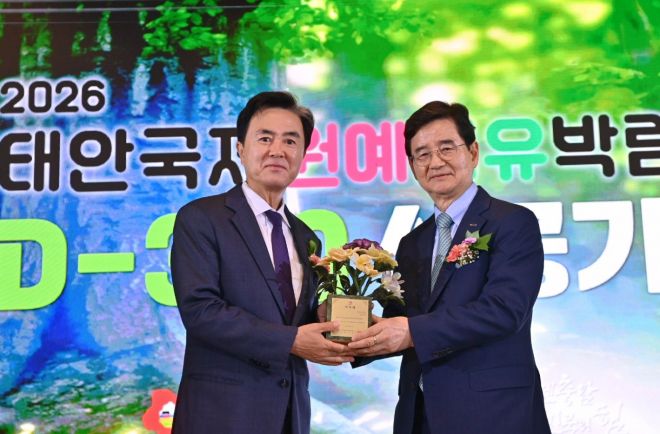 김태흠(왼쪽) 충남지사가 지난해 6월 김선규 호반그룹 회장에게 박람회 민간 조직위원장 위촉패를 전달하고 있다. 충남도 제공