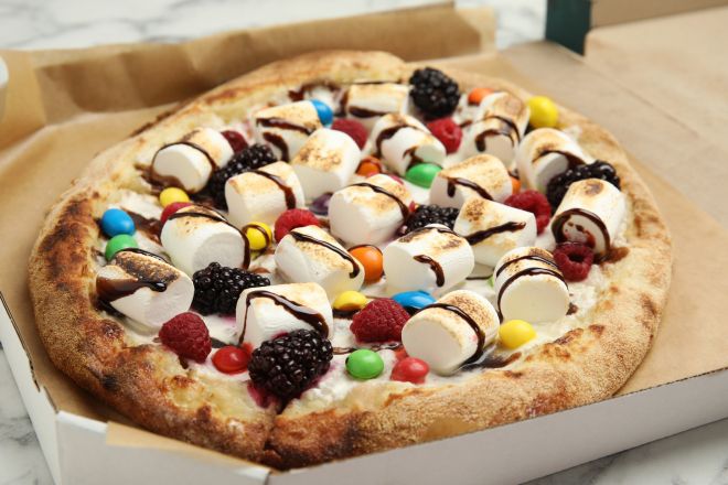 마시멜로와 초콜릿이 올려진 피자 자료사진. 123rf.com