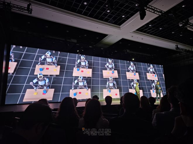 현대자동차그룹이 5일(현지시간) 미국 라스베이거스에서 열린 ‘CES 2026’에서 ‘AI 로보틱스, 실험실을 넘어 삶으로’를 주제로 한 미디어데이를 열어 차세대 전동식 휴머노이드 로봇인 ‘아틀라스’가 산업 현장에 적용되는 모습의 영상을 공개하고 있다. 라스베이거스 하종훈 기자