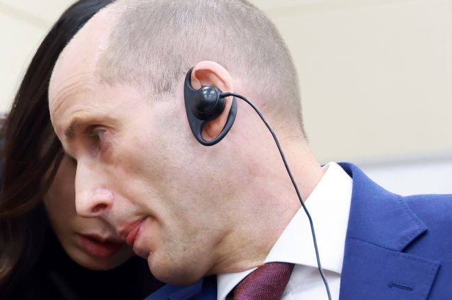 지난달 국회에서 열린 쿠팡 청문회에서 해럴드 로저스 쿠팡 대표이사가 변호인과 대화하고 있다. 연합뉴스