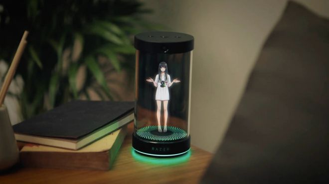 미국 라스베이거스에서 열린 CES 2026에서 공개된 레이저의 3D 홀로그램 AI 동반자 ‘프로젝트 에이바’. 유리병 형태의 디스플레이 안에 구현된 AI 캐릭터가 책상 위에 배치돼 일정 관리와 업무·생활 보조 기능을 수행하는 콘셉트다. 레이저 제공