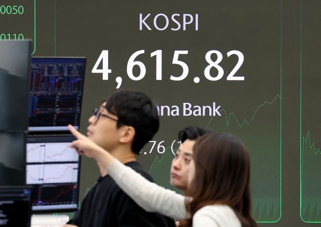 8일 서울 중구 하나은행 본점 딜링룸 현황판에 코스피가 표시돼 있다. 이날 오전 코스피는 약보합으로 출발해 전날에 이어 다시 장중 4,600선을 넘었다. 연합뉴스