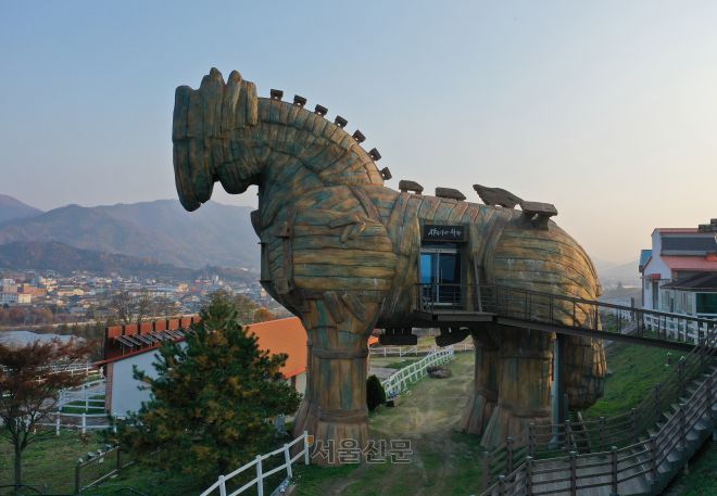 가야 무사가 타고 다녔을 것 같은 전북 장수승마레저파크의 말 조형물.