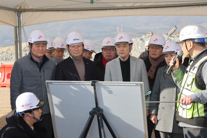 국민의힘 장동혁 대표가 9일 경기도 용인시 용인반도체클러스터 일반산업단지 공사현장을 둘러보고 있다. 연합뉴스