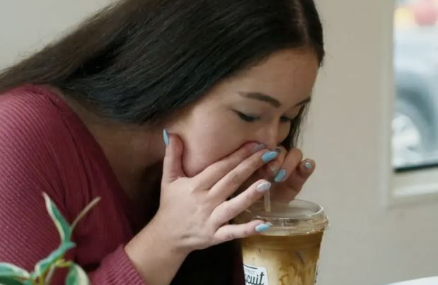 모든 음식을 코로 흡입해 먹는다고 밝혀 화제가 된 미국 버지니아주의 30대 여성. 케이블 채널 TLC