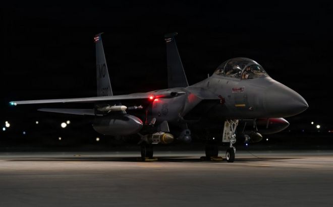 미 중부사령부(CENTCEOM)가 엑스(X·옛 트위터)에 공개한 영상 속 미 공군 F-15E 스트라이크 이글 전투기가 500파운드급 정밀유도폭탄을 탑재한 채 야간 공습 임무를 준비하고 있다. F-15E는 장거리 정밀타격과 야간 작전에 특화된 미 공군의 주력 전투기로, 이번 시리아 IS 공습에 투입됐다. ⓒ미 중부사령부 엑스