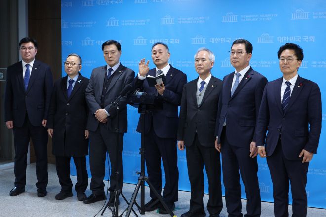 김원이 더불어민주당 전남도당위원장과 양부남 광주시당위원장 등이 지난 9일 국회 소통관에서 광주전남 통합 관련 청와대 오찬간담회 브리핑을 하고 있다. 뉴스1