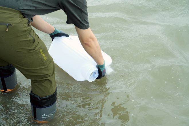 원안위, ‘북한 우라늄공장 폐수’ 조사…강화도 시료 채취 - 4일 최근 제기되는 북한 평산 우라늄 정련공장 폐수 문제와 관련해 시료 채취를 위해 한국원자력안전기술원(KINS) 전문가들을 강화도 현장에 파견했다고 밝혔다. 이날 시료 채취는 6개 지점에서 이뤄졌으며, 시료는 KINS 분석실로 옮겨져 세슘 및 우라늄과 중금속 오염 여부에 대한 정밀 조사가 이뤄질 예정이다. 사진은 이날 강화도에서 한국원자력안전기술원 전문가가 시료 채취하고 있는 모습. 2025.7.4 원자력안전위원회 제공