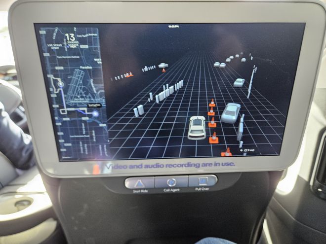 아이오닉5 로보택시 조수석 뒤에 설치된 대형 모니터에는 차량이 인식한 도로 환경이 실시간으로 표시됐다.