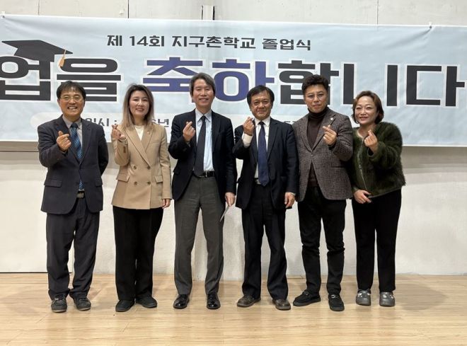 아이수루 의원(오른쪽에서 두 번째)이 주요 내빈들과 기념촬영을 하고 있다.