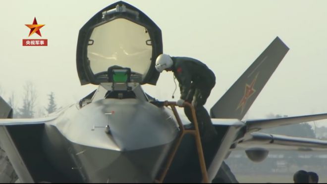 J-20 전투기에 조종사가 탑승하고 있는 모습. 외신들은 J-20의 첫 비행이 중국 공군 전력 구상에 상징적 전환점이 됐다고 평가했다. 중국 관영 매체 캡처