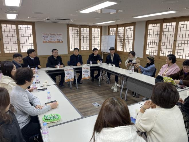 지난 9일 서울시의회 별관 회의실에서 개최된 ‘2026년 제1회 용산구소상공인회 임원 간담회’ 진행 모습.